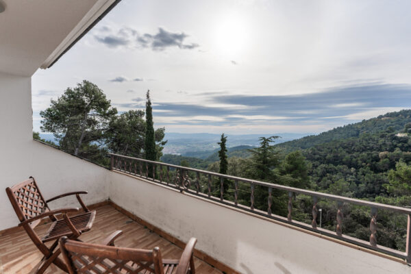 Vistas a la montaña desde la habitación del retiro en Caldes de Montbui