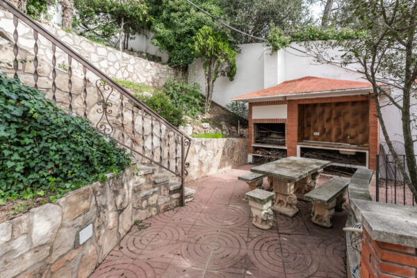 Zona exterior con barbacoa en casa rural para retiro en Caldes de Montbui