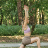 Yoga en la naturaleza cerca de Barcelona, con vistas a la montaña en un retiro de bienestar en Caldes de Montbui.