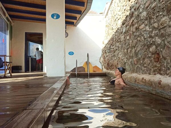 Aguas termales naturales en El Farell, Caldes de Montbui, una experiencia de relajación en un retiro cerca de Barcelona.