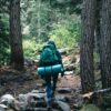 Caminata consciente por la montaña en Caldes de Montbui durante un retiro de bienestar cerca de Barcelona.