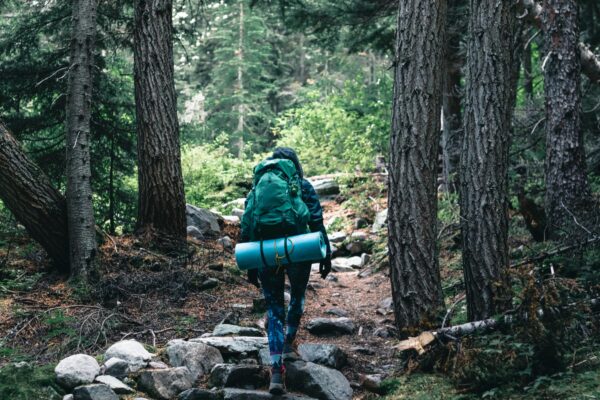 Caminata consciente por la montaña en Caldes de Montbui durante un retiro de bienestar cerca de Barcelona.