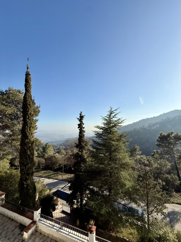 Vistas panorámicas de montaña en Caldes de Montbui, entorno natural ideal para un retiro de bienestar cerca de Barcelona.